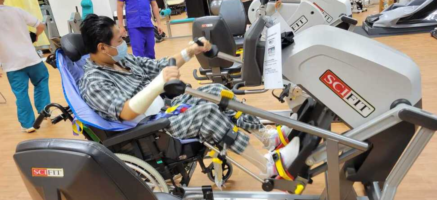 朱煒傑(傑仔)胸部以下仍癱瘓,無法行動自如,現仍進行密集治療(工業傷亡權益會)