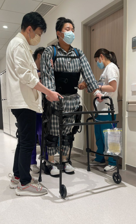 朱煒傑(傑仔)胸部以下仍癱瘓,無法行動自如,現仍進行密集治療(工業傷亡權益會)