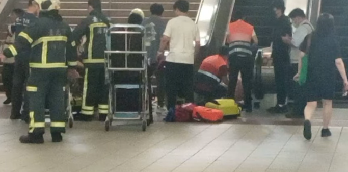 台灣台北市萬華龍山寺捷運站發生意外,一名84歲老翁搭手扶梯期間突身體不適往前跌,直接壓到4名香港遊客,眾人通通跌落地面,其中84歲婦人和女兒雙雙流血送院,幸沒生命危險。(TVBS電視畫面)