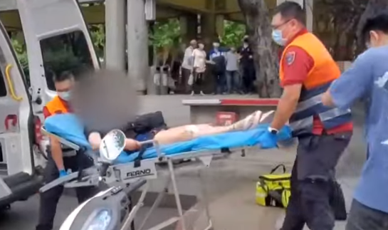 台灣台北市萬華龍山寺捷運站發生意外,一名84歲老翁搭手扶梯期間突身體不適往前跌,直接壓到4名香港遊客,眾人通通跌落地面,其中84歲婦人和女兒雙雙流血送院,幸沒生命危險。(TVBS電視畫面)