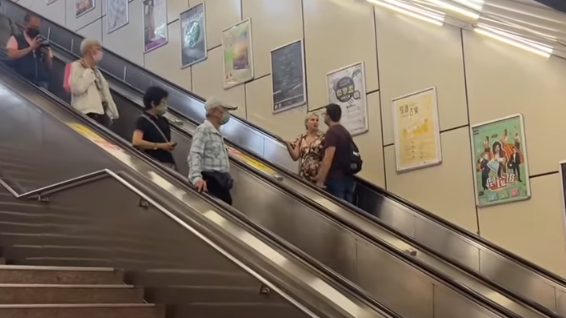 台灣台北市萬華龍山寺捷運站發生意外,一名84歲老翁搭手扶梯期間突身體不適往前跌,直接壓到4名香港遊客,眾人通通跌落地面,其中84歲婦人和女兒雙雙流血送院,幸沒生命危險。(TVBS電視畫面)