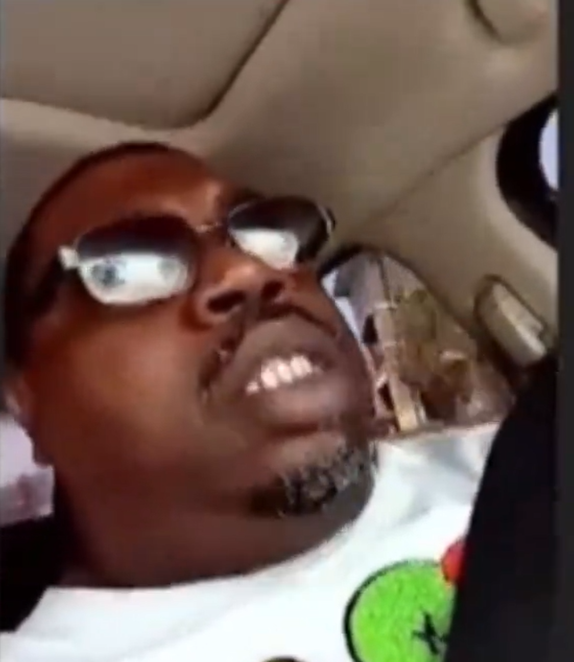 美國密歇根州一名44歲男子哈里斯(Corey Harris)去年10月駕駛執照被吊銷,他本月用視像平台Zoom出席涉案網上聆訊時,竟然一邊開車一邊「出席」