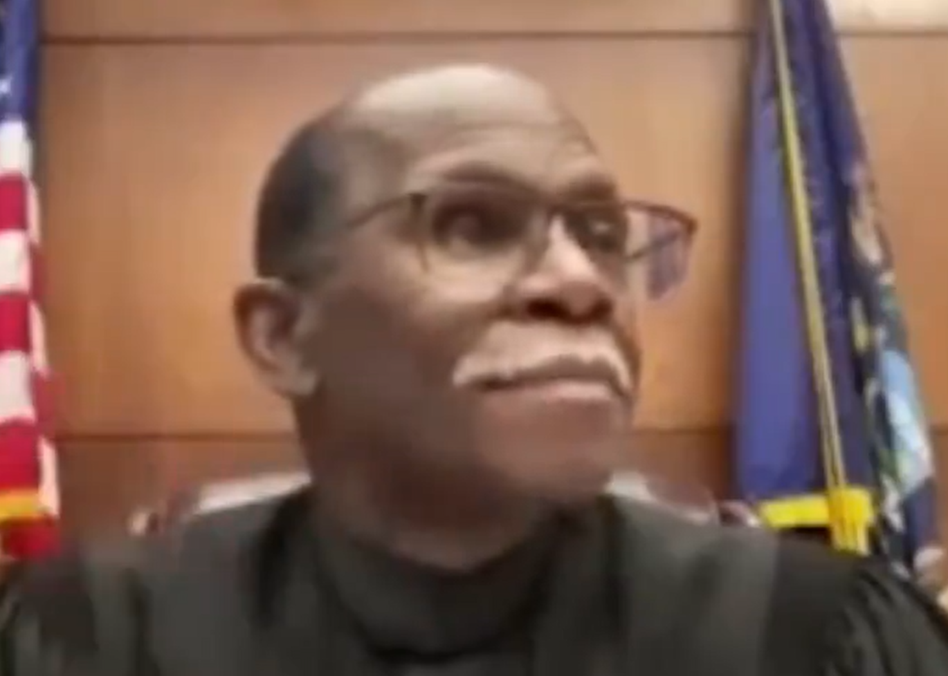 當畫面顯示他在車上駕駛時,法官辛普森(Cedric Simpson)亦大感吃驚