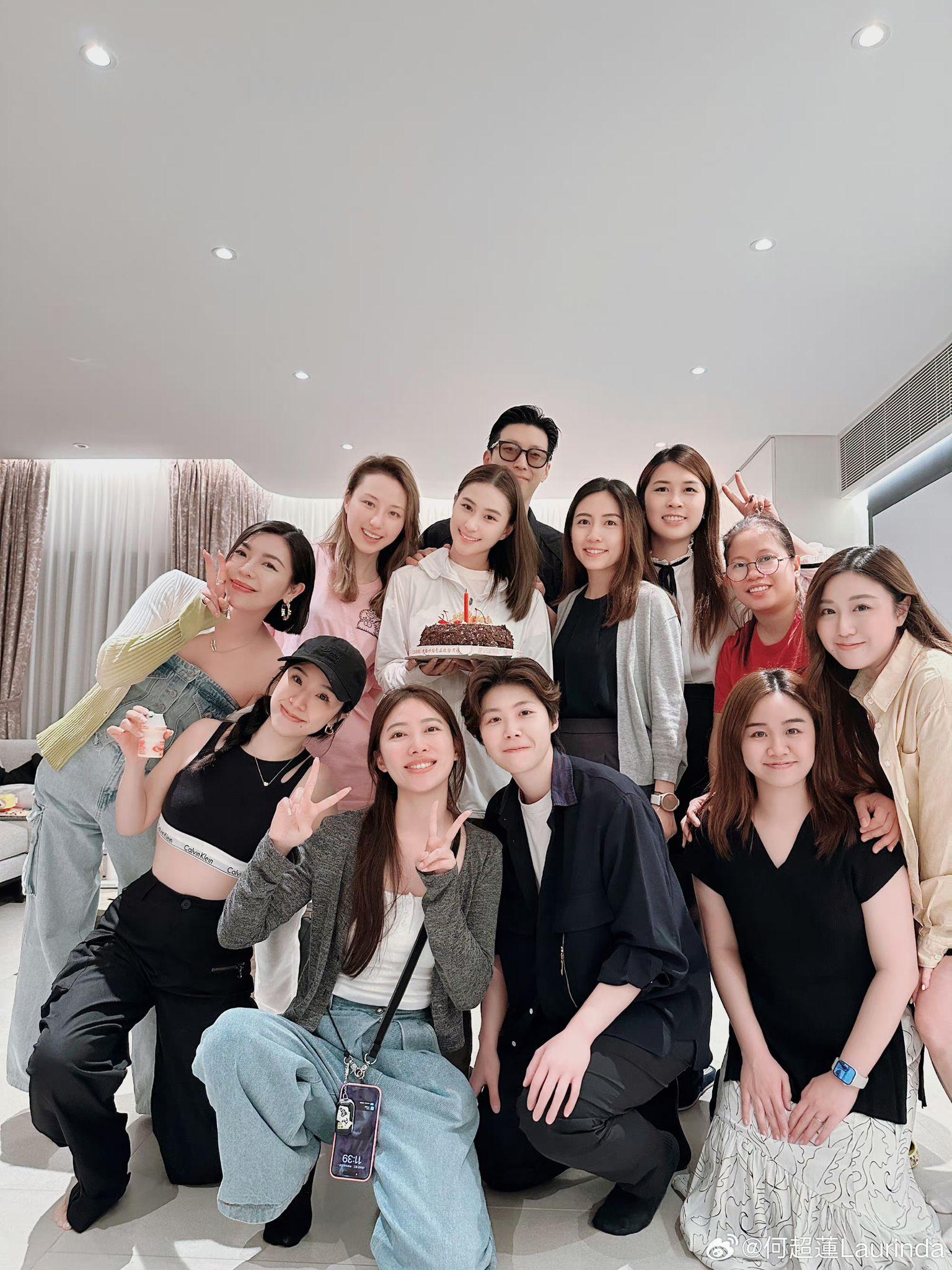 何超蓮獲好友慶祝生日,竇驍從後搭着壽星女甜蜜同框。