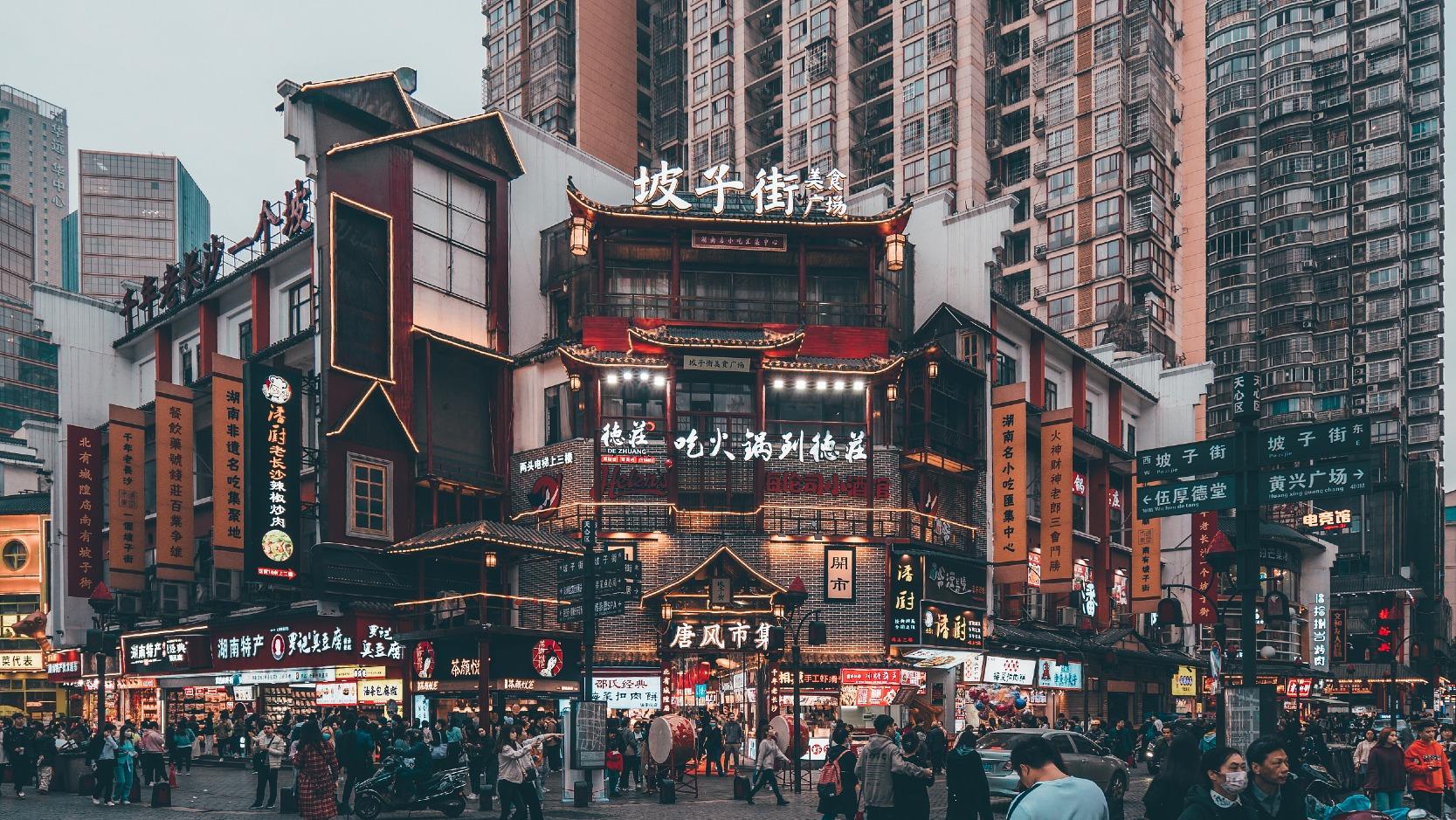 長沙坡子街民俗街,擁有1,200多年歷史,全長640米,匯聚長沙特色小食,包括火宮殿、雙燕樓、紅梅冷飲等老字號,是五一廣場網紅街道之一。(圖片來源:視覺中國)