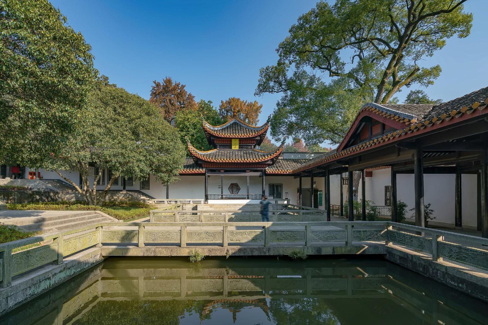 長沙景點嶽麓書院中,錯落有致的古建築之間以園林相連,古色古香,極具詩情畫意,仿佛置身江南之中。(圖片來源:視覺中國)