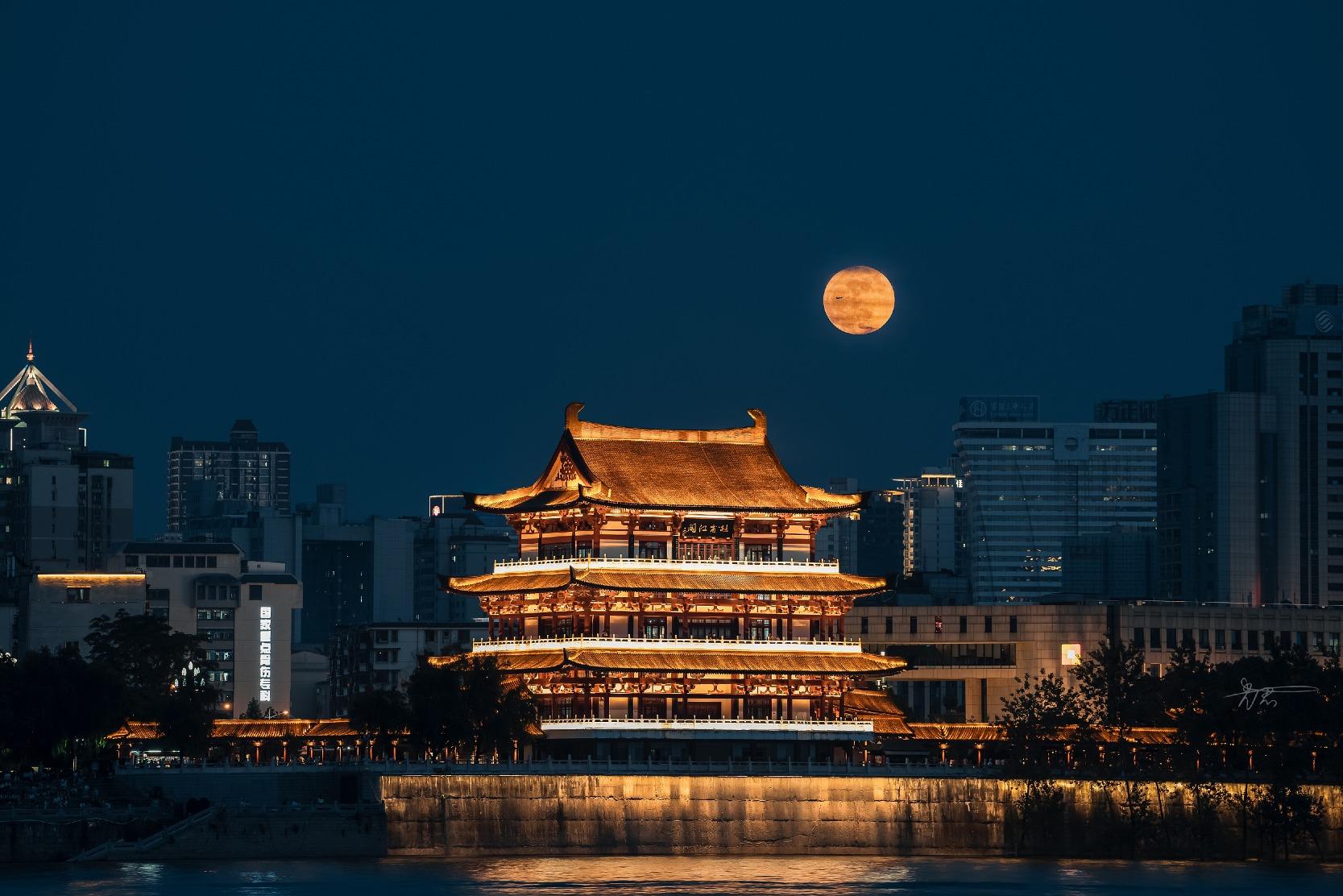 鄰近五一廣場的杜甫江閣,是湖南最大的仿唐木結構建築,樓高7層,是長沙「一江兩岸」的文化地標之一。(圖片來源:視覺中國)