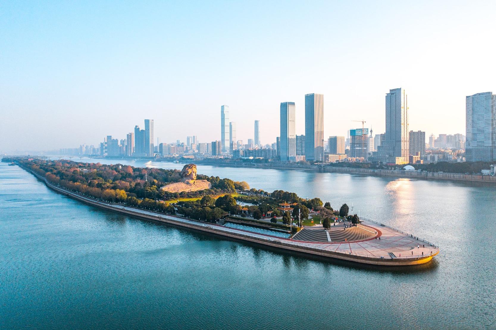 「中國第一洲」橘子洲,是長沙最著名的景點,也是國家5A級旅遊景區,曾於2023年入選「最長沙」文旅打卡地TOP10,是長沙的城市名片之一。(圖片來源:視覺中國)