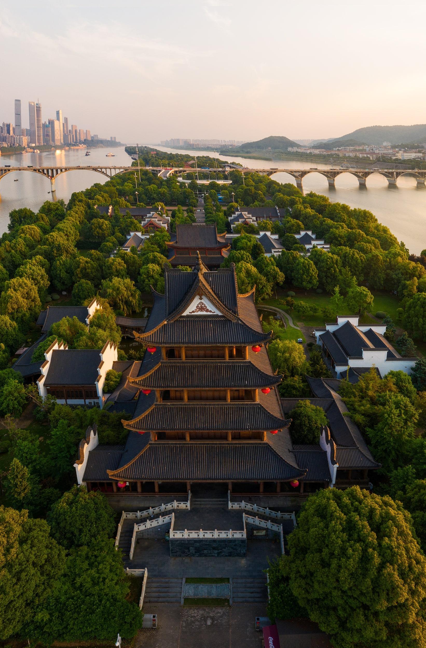 長沙景點拱極樓位於橘子洲頭,是橘子洲最具代表性建築之一,登上樓閣,可觀賞瀟湘八景中「江天暮雪」的奇觀。(圖片來源:視覺中國)