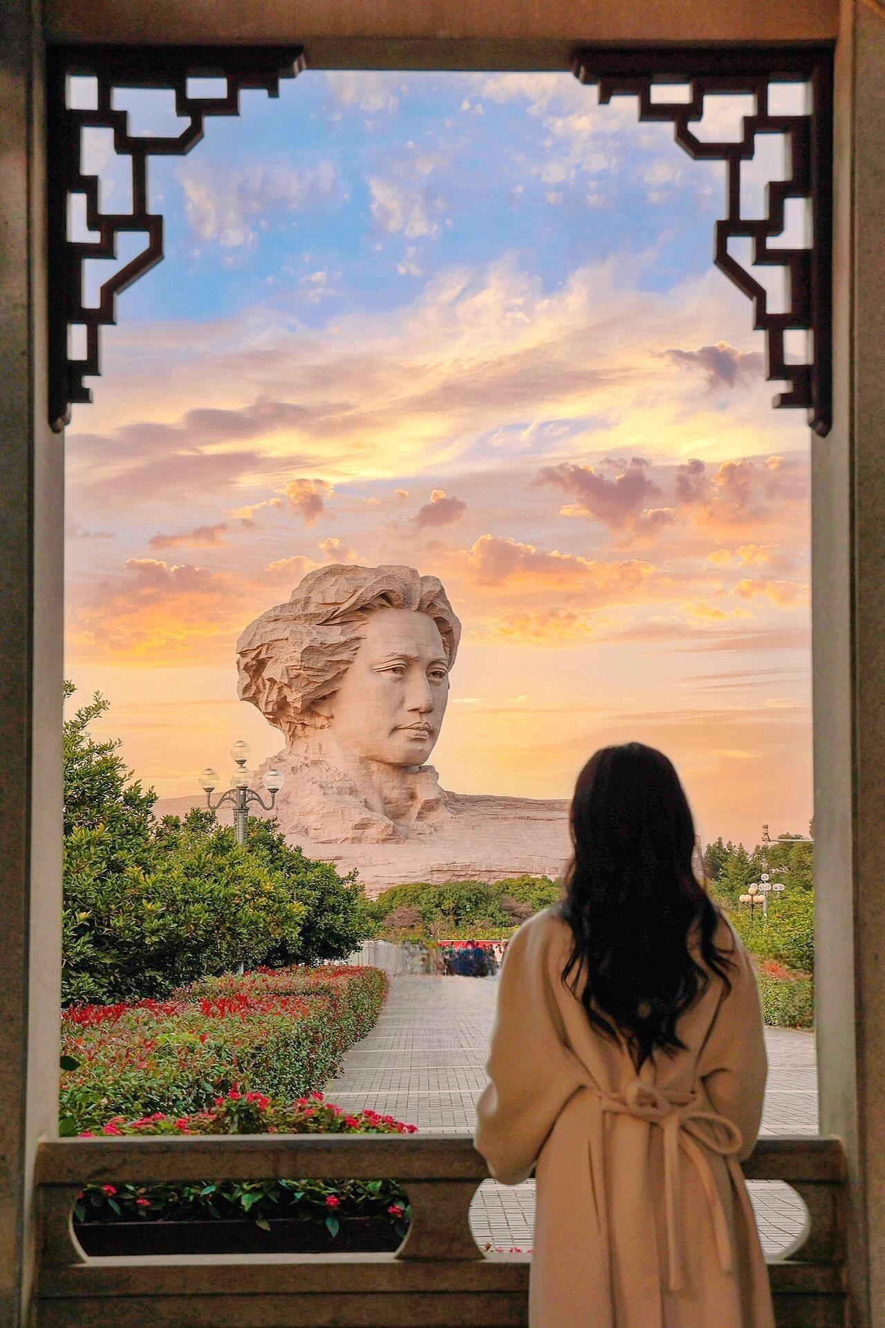 長沙景點橘子洲望江亭的兩側窗框邊上,是不少網友推薦拍攝毛澤東青年藝術雕塑的最佳打卡點之一。(圖片來源:一顆涼桃er@小紅書)