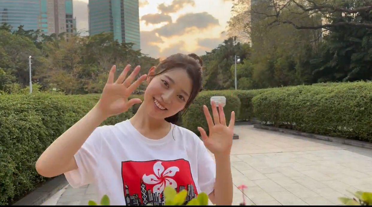 阪口珠美穿港區旗T恤上陣。