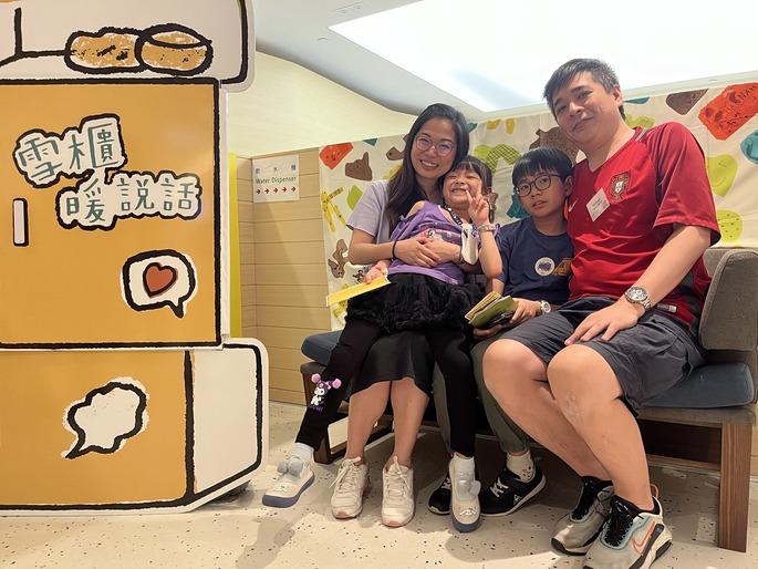 阮鳳珊 (左一) 因工作坊而萌生跟孩子一齊讀大學的想法。(陳詠琳攝)