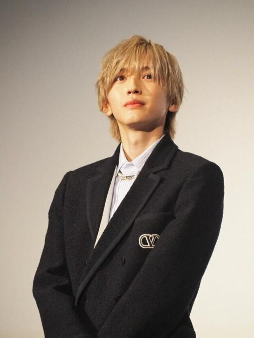 21歲的道枝駿佑貴為當紅偶像,其身高目前已升到180cm。