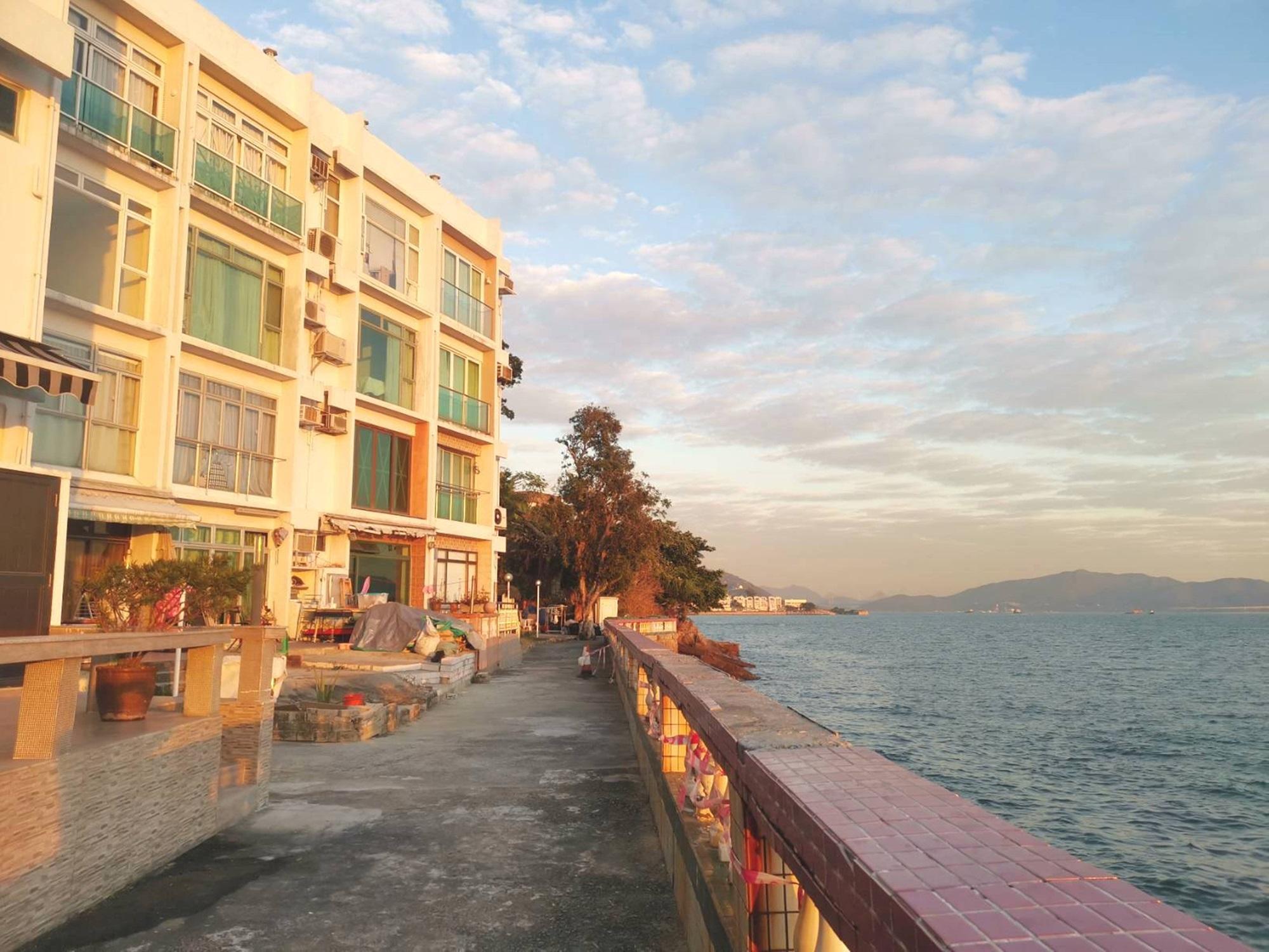 龍珠島別墅由8座住宅組成,全盤共有265伙單位,部分大廈位處海邊,優美海景唾手可得。