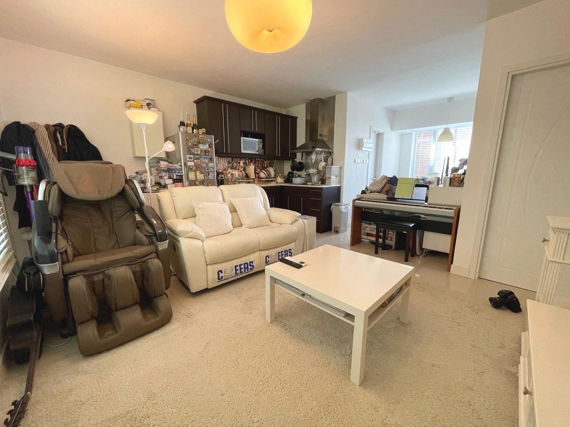 客廳寬敞實用,廚房採開放式設計,令空間大增。