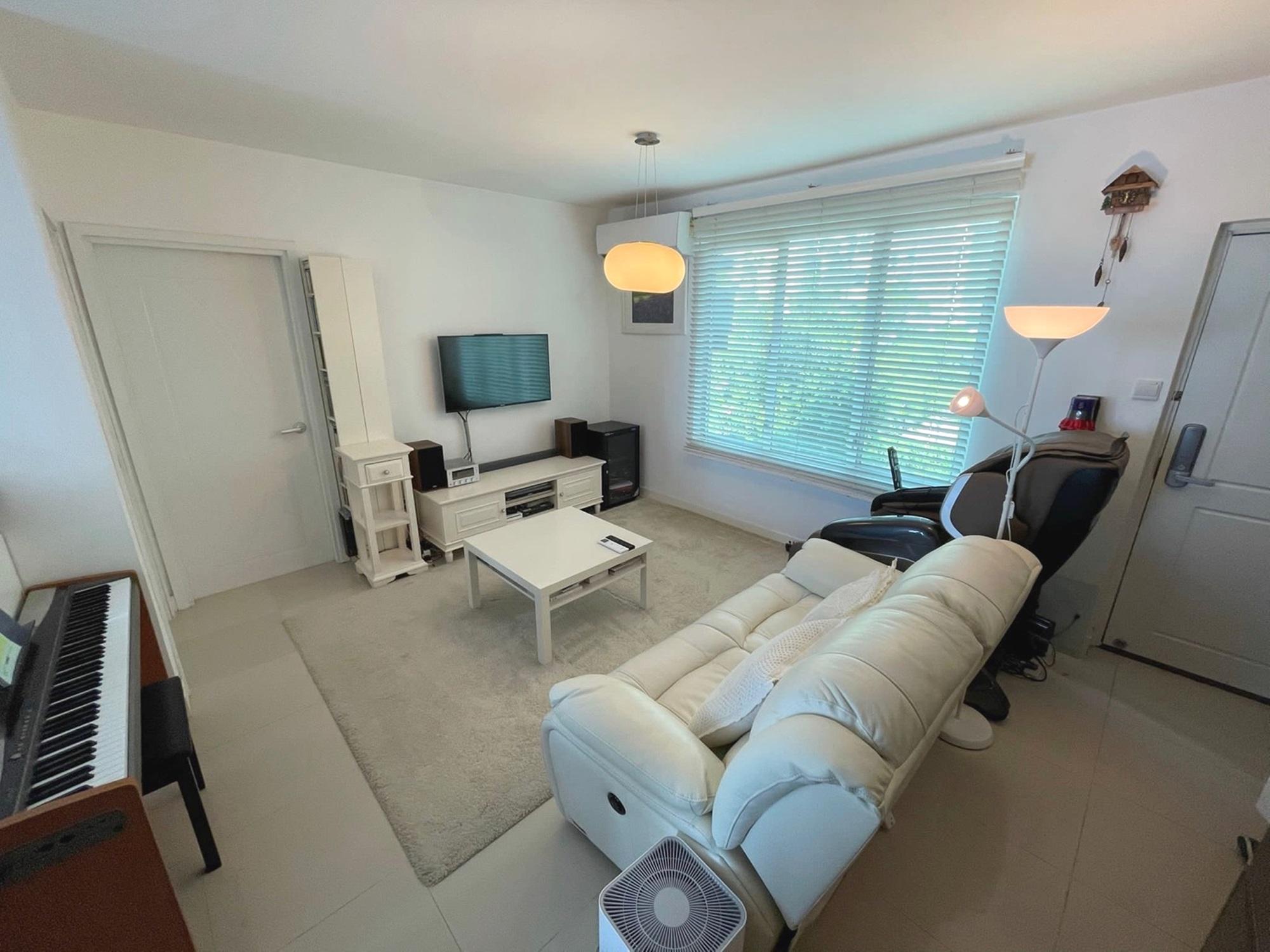 客廳景觀以綠蔭樹景為主,感覺清新舒服。