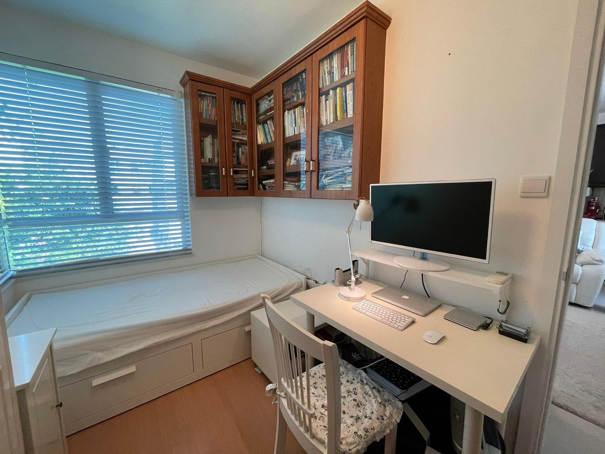 單位為兩房間隔,房間面積闊落見使,而且沒有窗台位,更顯實用。