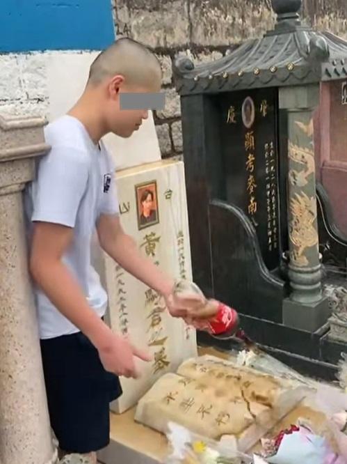 Beyond黃家駒墓碑疑遭人刑毀。(互聯網)