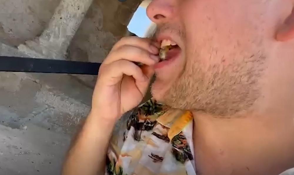 Thomas正是咬中硬縠。(dailymotion)