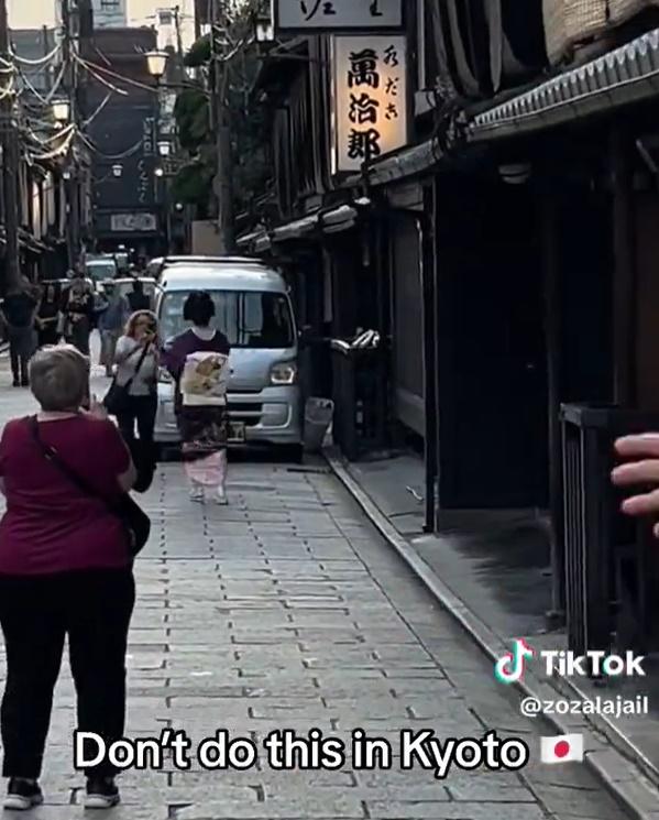 無論舞妓怎麼閃躲,大媽卻對她窮追不捨。(X)