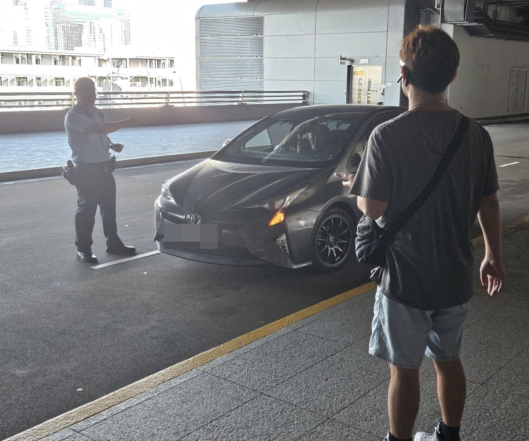 多輛懷疑白牌車在啟德郵輪碼頭接受警方調查。(車cam L(香港群組)@FB)