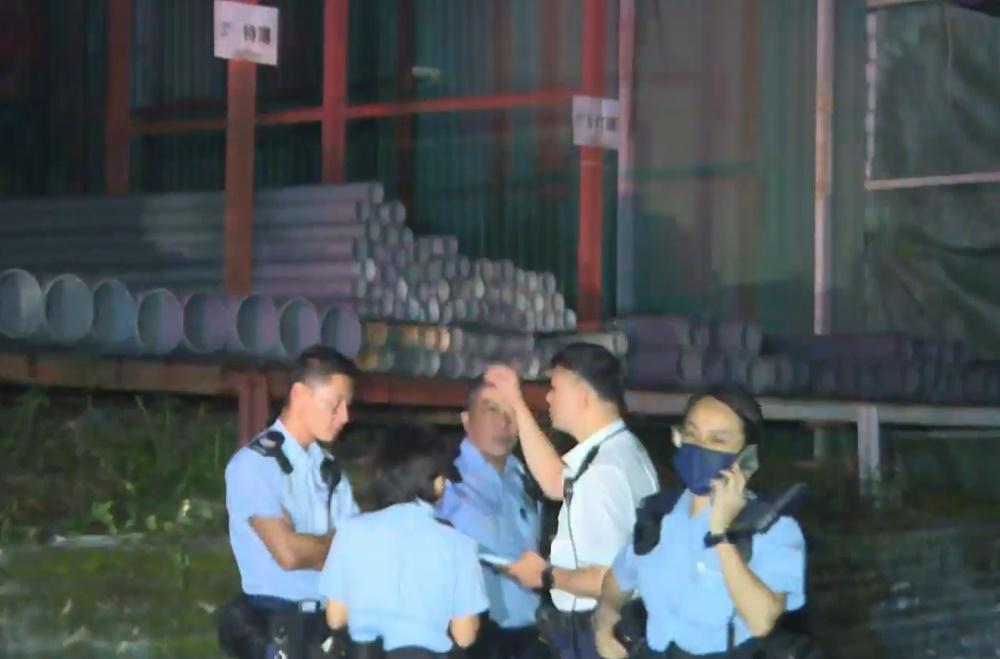 元朗庸園路永寧村一間塑膠廠貨倉發生火警。(電視截圖)