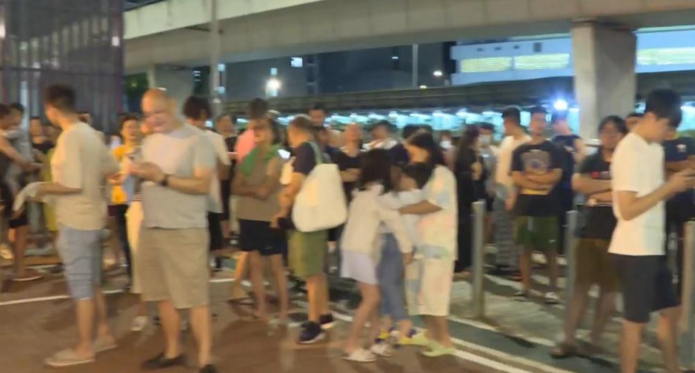 約220人自行疏散到安全地方暫避。(電視截圖)