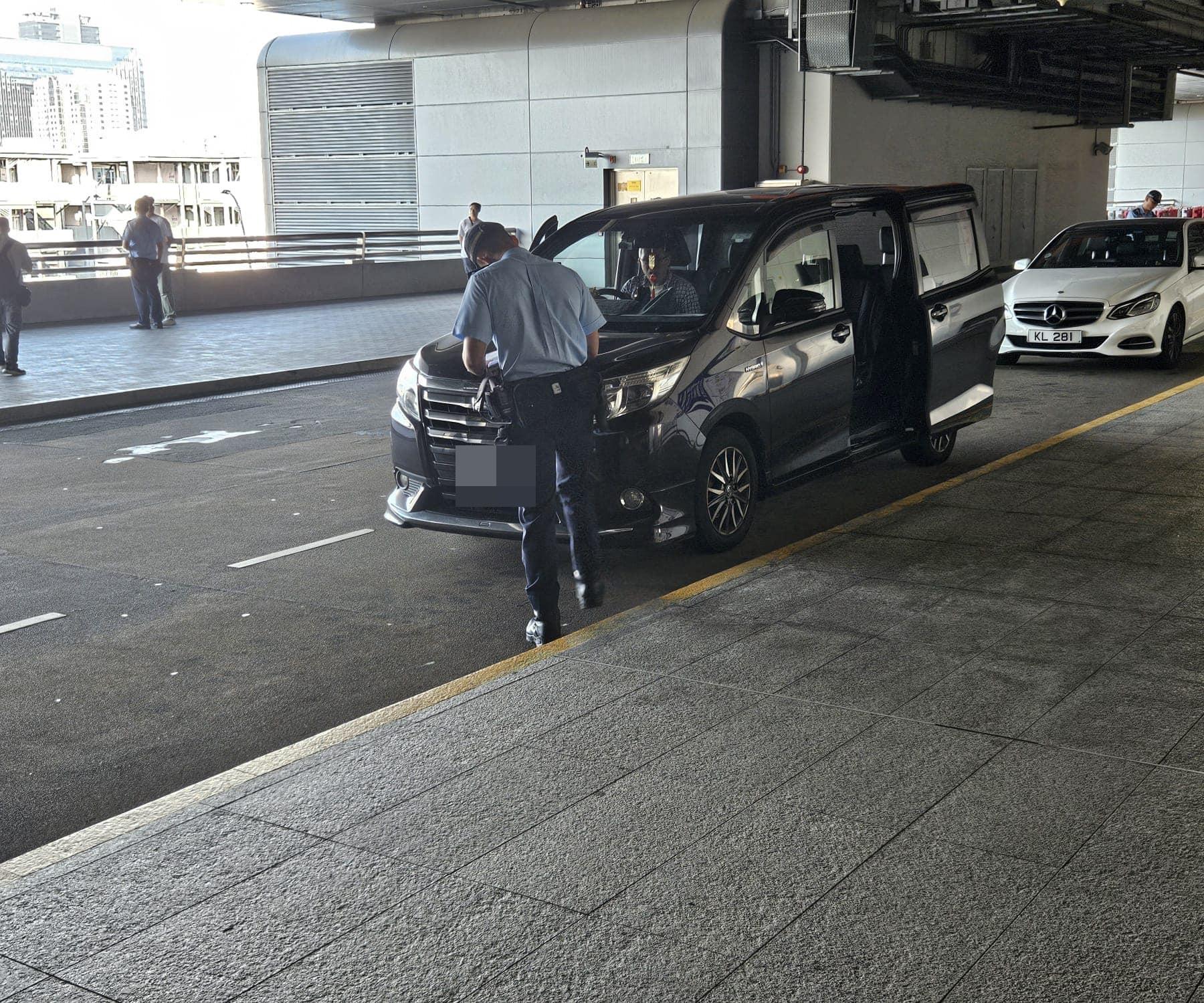 多輛懷疑白牌車在啟德郵輪碼頭接受警方調查。(車cam L(香港群組)@FB)