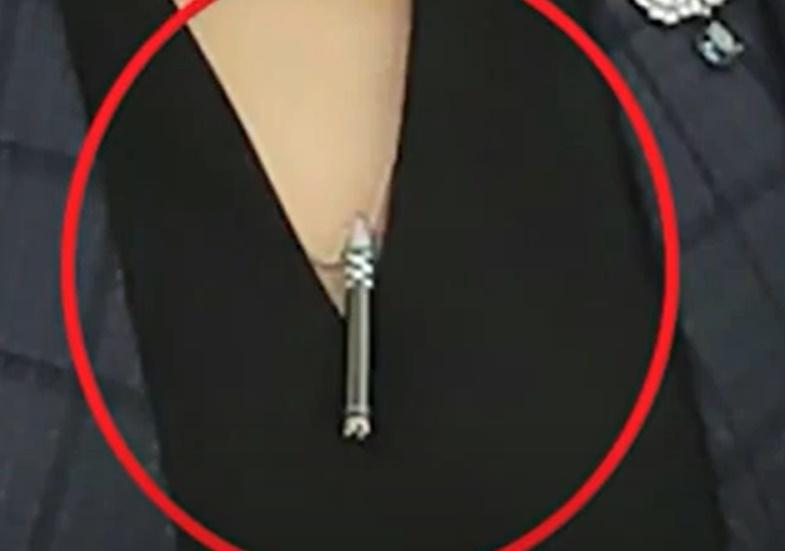 李雪主去年戴火箭鏈咀一度成焦點。(網上圖片)