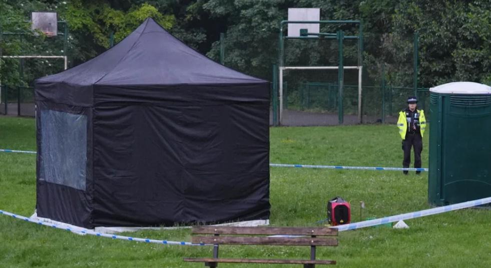 星期二(21日)公園封鎖區內可見到一個黑色帳篷,公園一帶有警員駐守。(X)