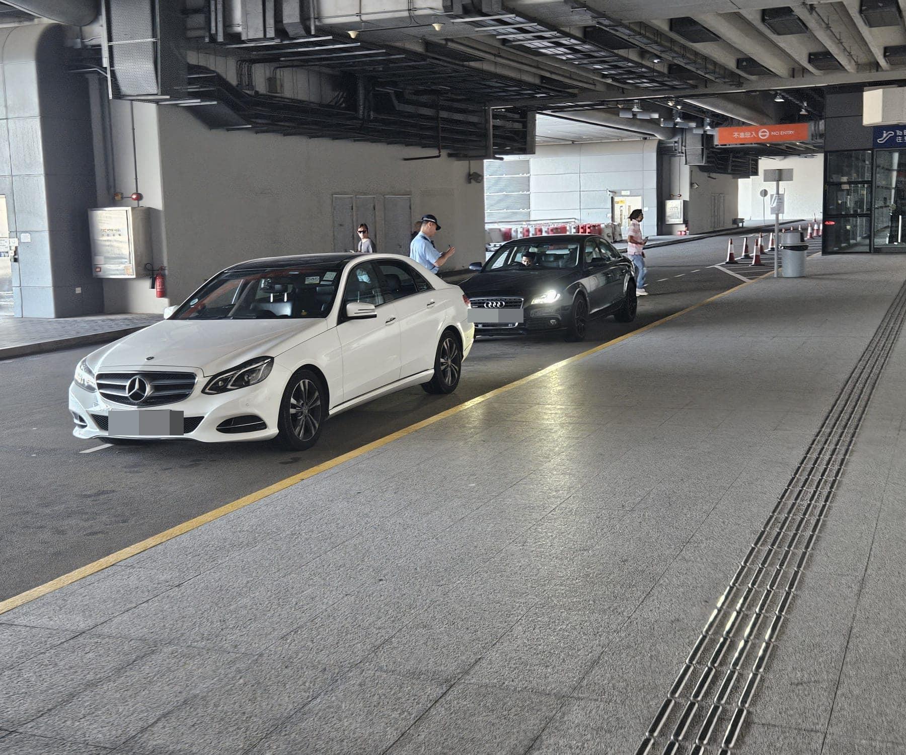 多輛懷疑白牌車在啟德郵輪碼頭接受警方調查。(車cam L(香港群組)@FB)
