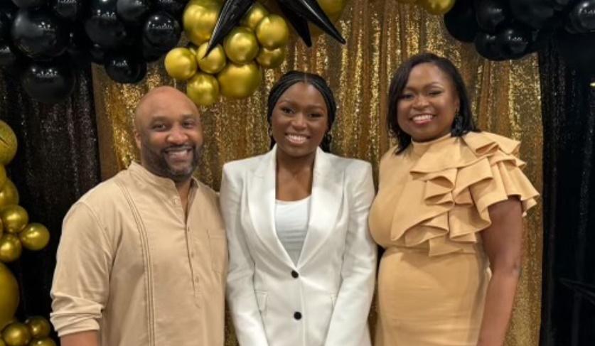 Madison Crowell與父母。(X)