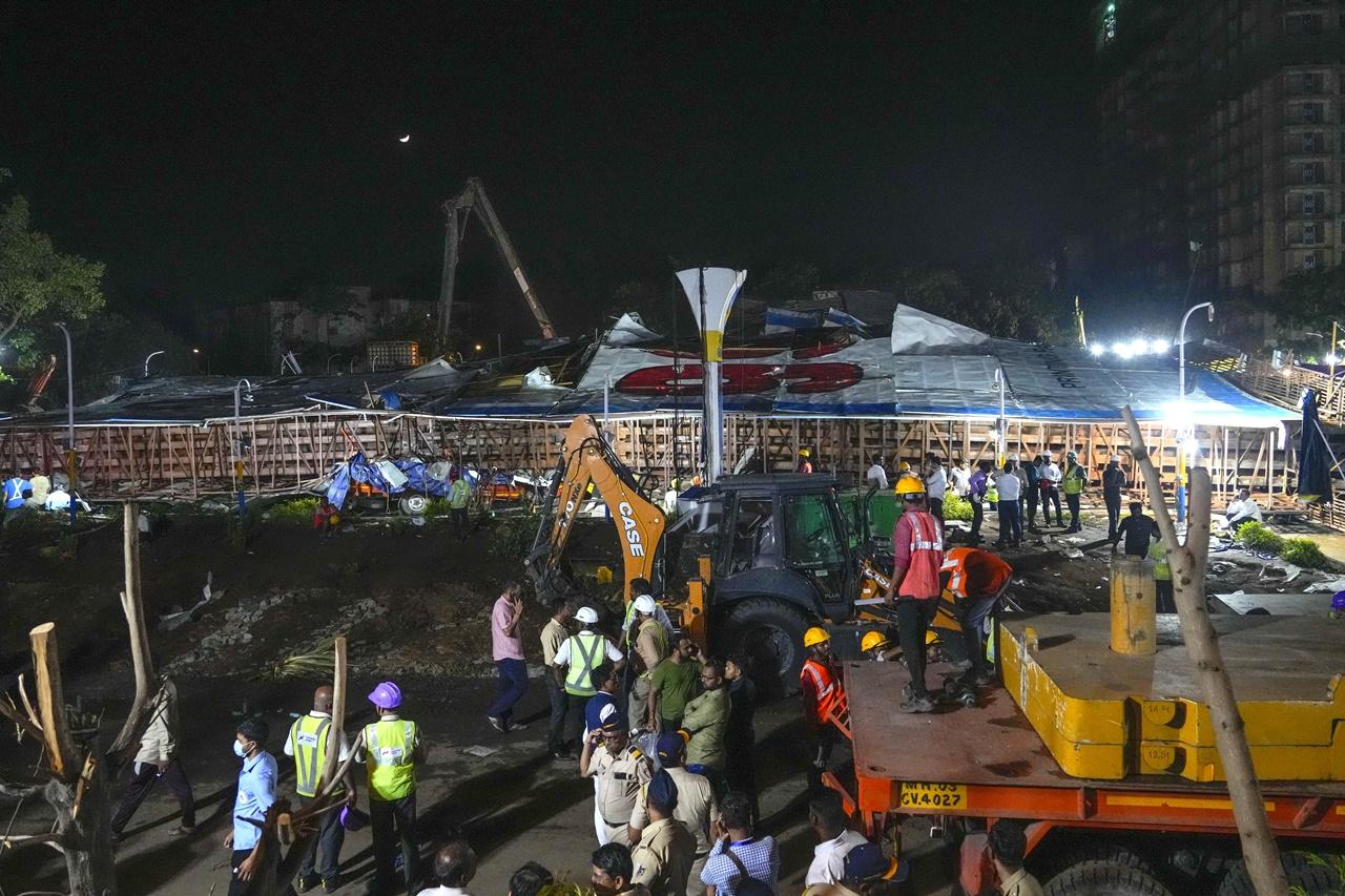 當局緊急出動起重機、切割機等展開救援。(AP)