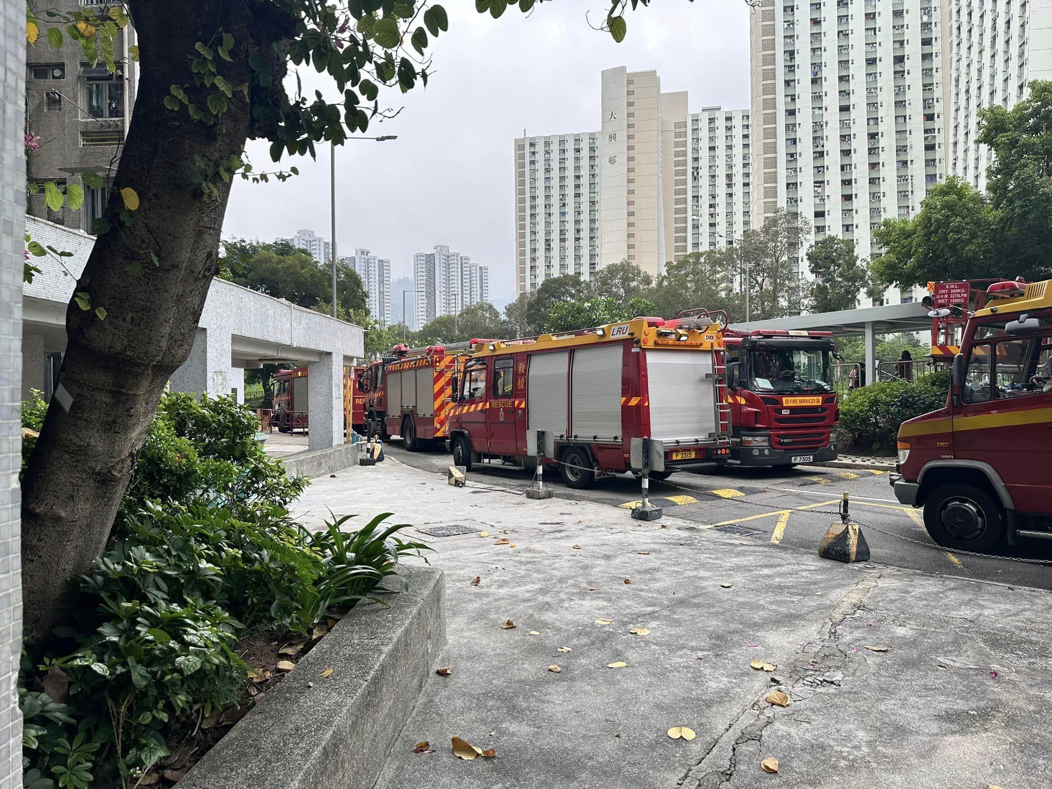 救護人員將事主送往屯門醫院搶救。 (香港突發事故報料區(新版)@FB)