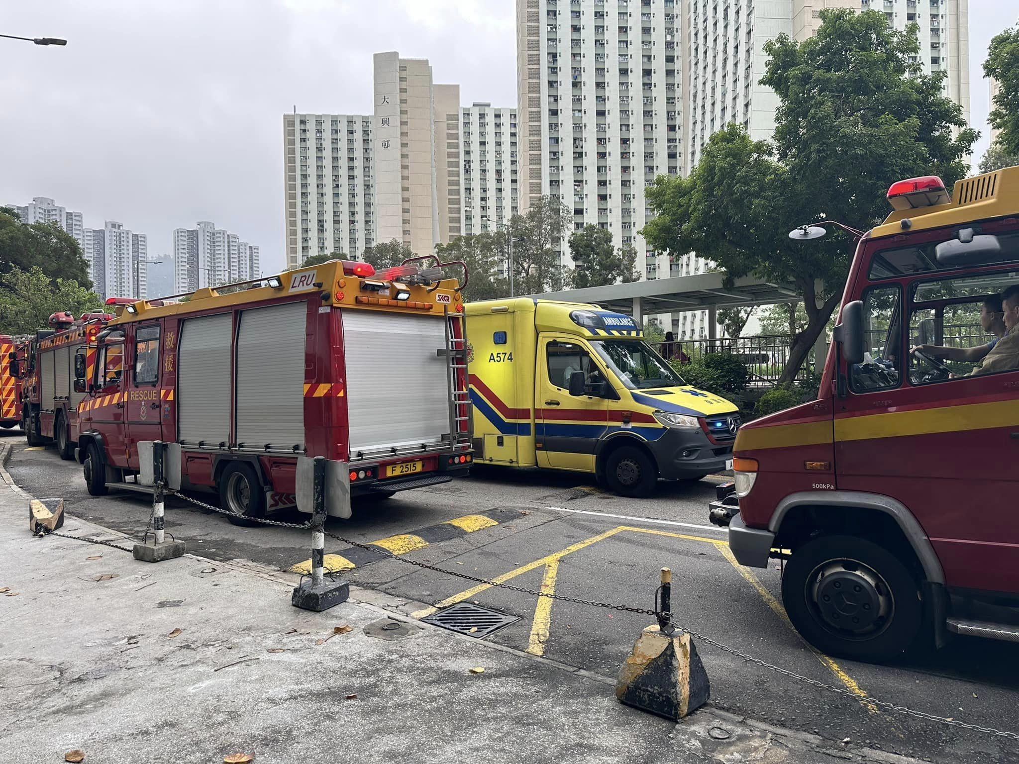 救護人員將事主送往屯門醫院搶救。 (香港突發事故報料區(新版)@FB)