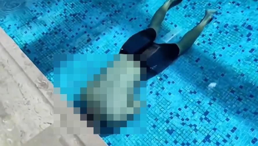 男子及後翻倒在池中,漸漸沈入水底抽搐及動作靜止。(微博)