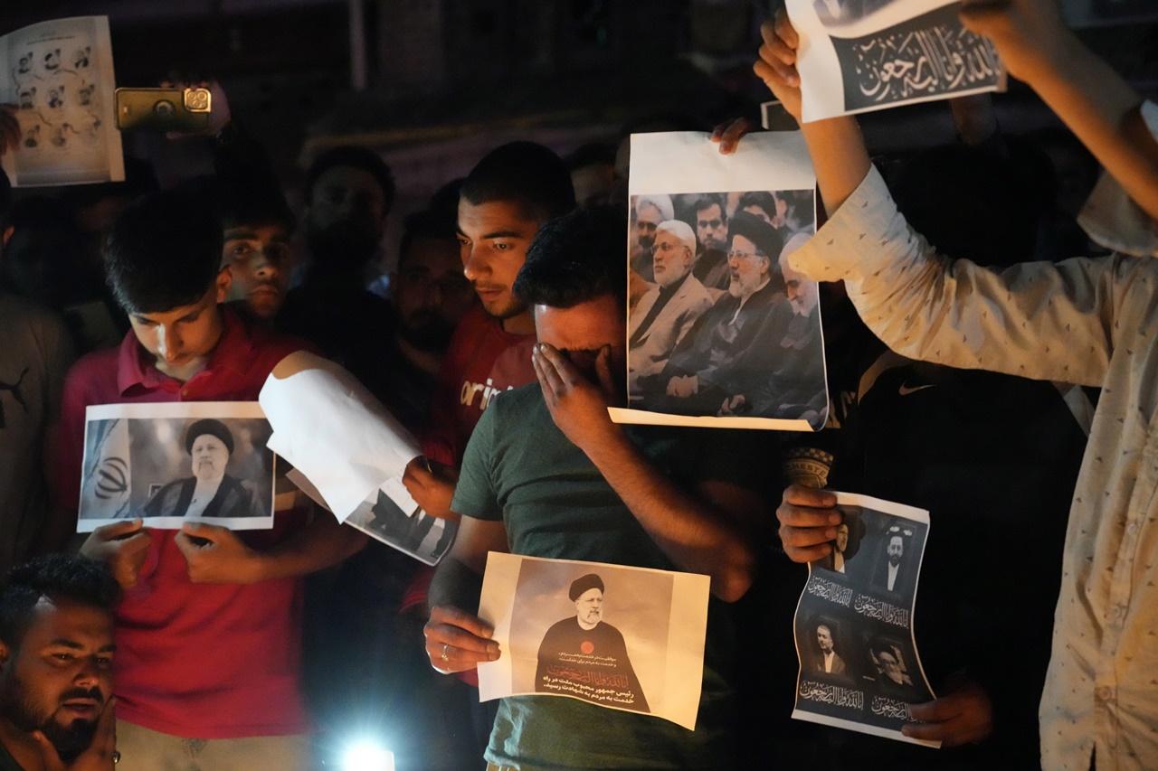 大批親政府支持者星期一(20日)聚集清真寺及廣場,為萊希等遇難官員祈禱。(AP)