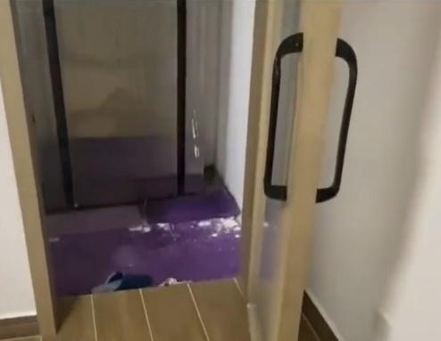 查看發現外公倒在升降機井底。(微博)