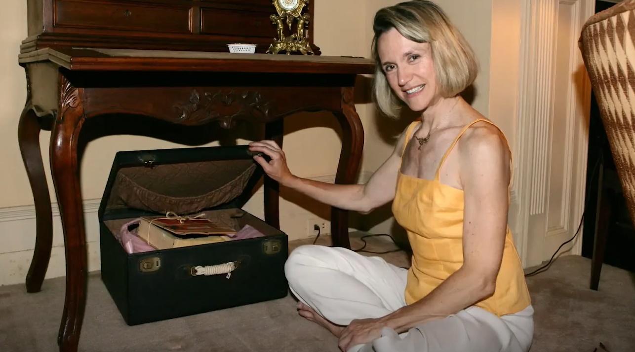 Evan曾經告訴英國媒體,父親買下拿破崙的陰莖後,從未給任何人看過,也從未告訴任何人,只是把它放在桌子底下。(X)