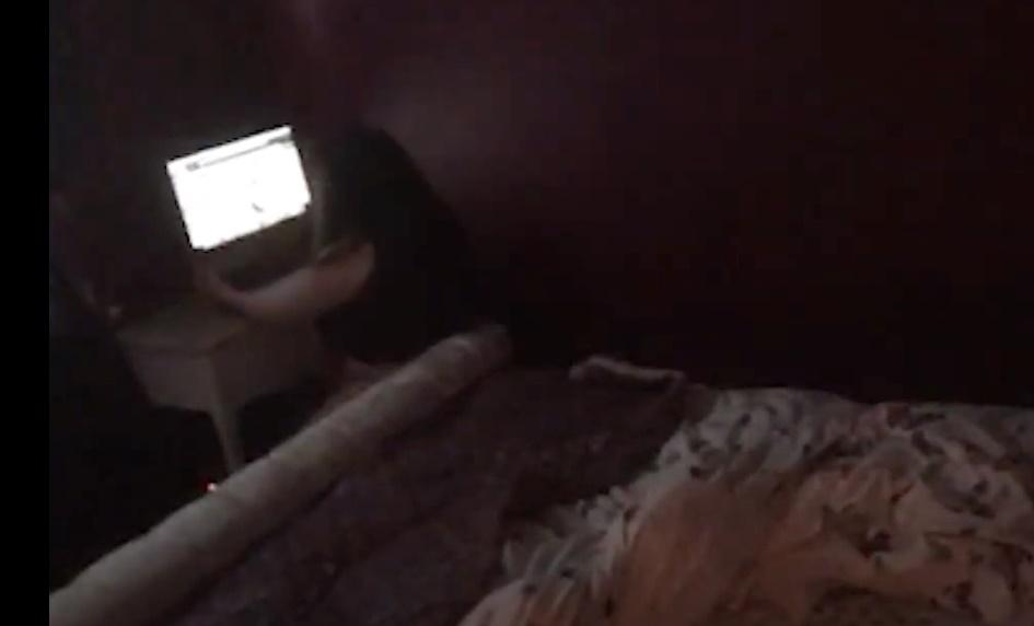 她曾夢遊打開全屋窗口,回覆詐騙短訊受損失。(YouTube)
