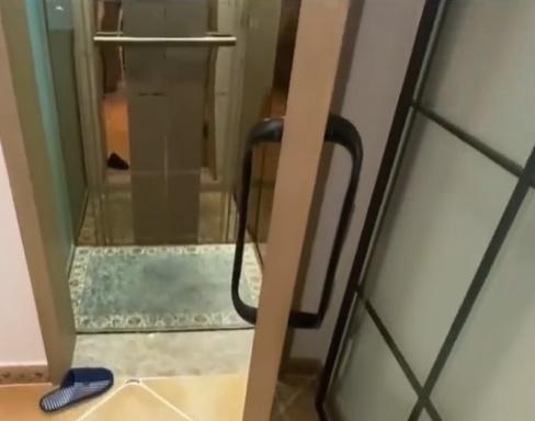 蘇先生說:「由於電梯門沒有鎖死,他隨手拉開門,習慣性地一腳踏了進去……」。(微博)