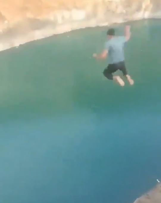 Tausif以助跑一躍而下。(X)