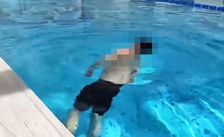 影片3分25秒鐘時,池中男子開始身體晃動,其後疑似在掙紮求救。(微博)