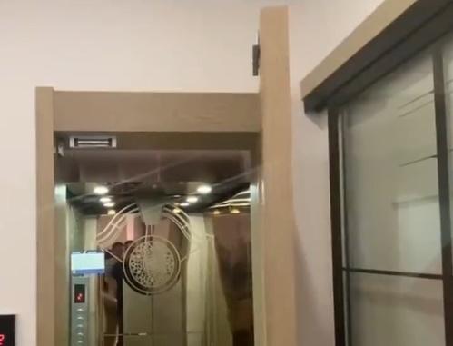 蘇先生說:「由於電梯門沒有鎖死,他隨手拉開門,習慣性地一腳踏了進去……」。(微博)