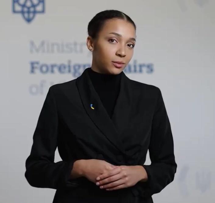 維多利亞說話的同時,一邊做出手勢及一邊轉動頭部。(X)