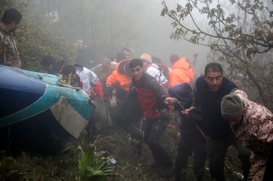 救援隊移離罹難者遺體。(AP)