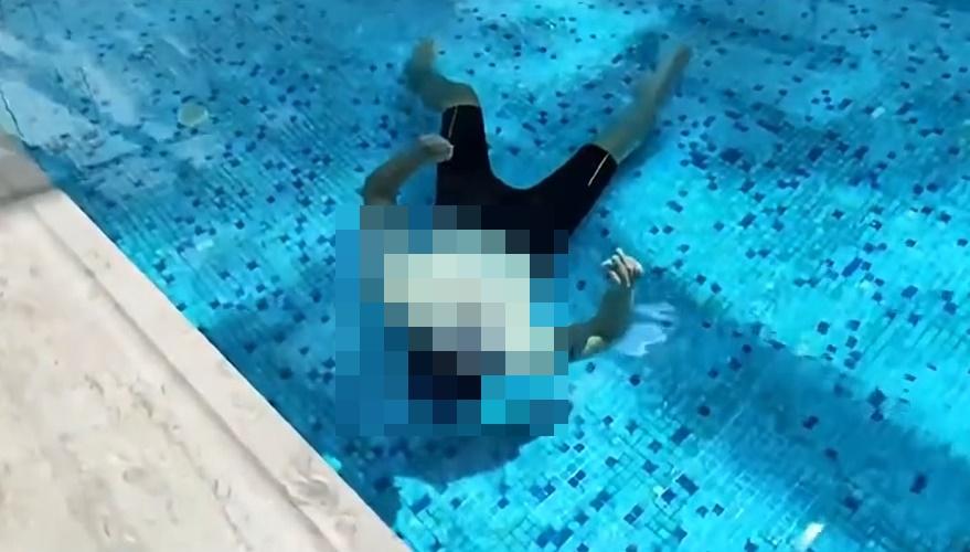 男子及後翻倒在池中,漸漸沈入水底抽搐及動作靜止。(微博)