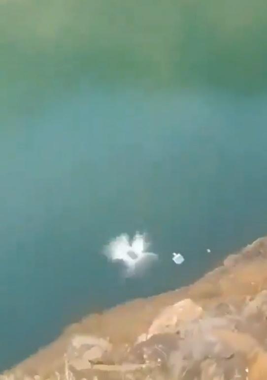 Tausif以助跑一躍而下。(X)