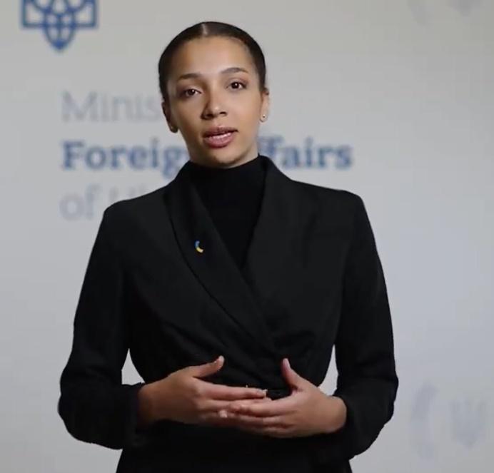 維多利亞說話的同時,一邊做出手勢及一邊轉動頭部。(X)