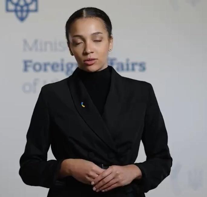 維多利亞說話的同時,一邊做出手勢及一邊轉動頭部。(X)